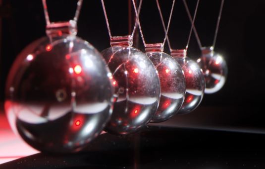 Découvrir les ondes de choc grâce au pendule de Newton