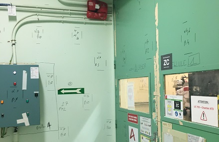 Valeurs de différents rayonnements ionisants, le plus souvent infinitésimales, inscrites sur les murs du LPC